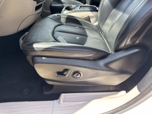 Used 2024 Chrysler Pacifica Touring-L FWD image 16