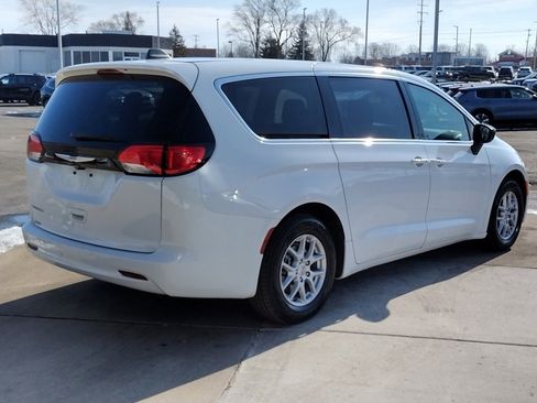 Used 2024 Chrysler Voyager LX image 5