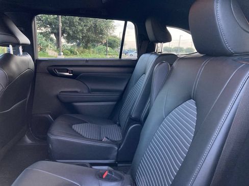 Certified 2025 Toyota Highlander XSE AWD/4WD image 11