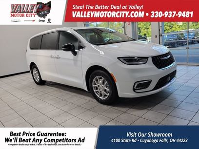 New 2025 Chrysler Pacifica Select