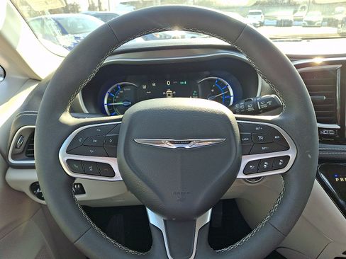 Used 2023 Chrysler Pacifica Touring-L image 19