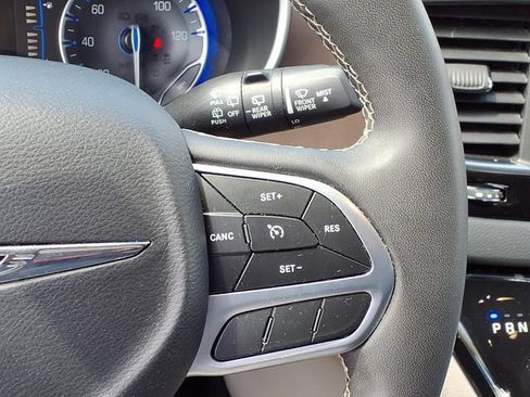 Used 2022 Chrysler Voyager LX FWD image 11