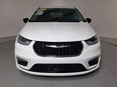 Used 2024 Chrysler Pacifica Touring-L FWD image 8