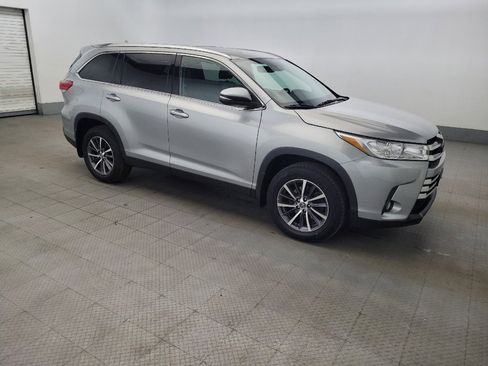 Used 2019 Toyota Highlander XLE w/ Carpet Mat Package (TMS) image 11