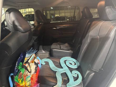 Used 2022 Toyota Highlander Limited image 8