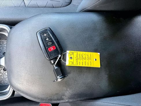 Used 2020 Toyota RAV4 XLE w/ Convenience Package FWD image 14