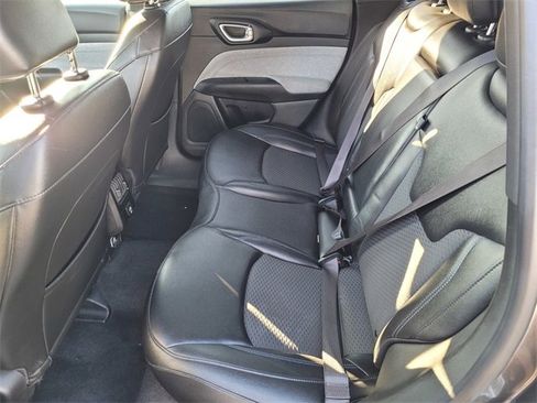 Used 2024 Jeep Compass Latitude image 8