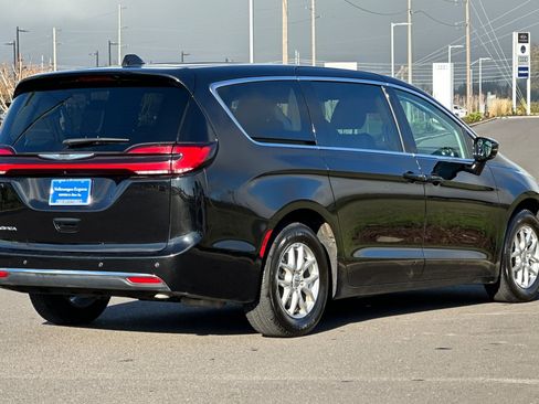 Used 2024 Chrysler Pacifica Touring-L image 3