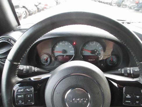 Used 2017 Jeep Wrangler Unlimited Sahara image 21