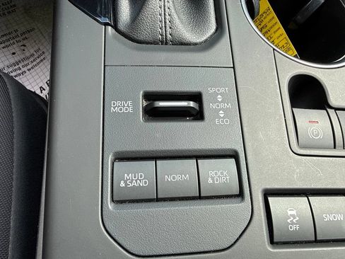 Used 2022 Toyota Highlander LE AWD/4WD image 34