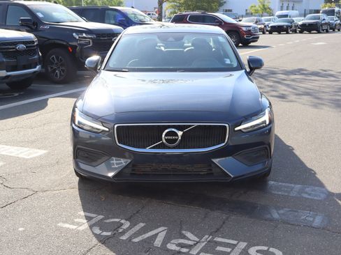 Used 2020 Volvo S60 T6 Momentum image 3