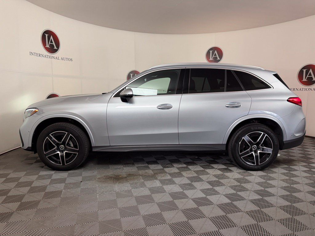 Used 2025 Mercedes-Benz GLC 300 4MATIC image 9