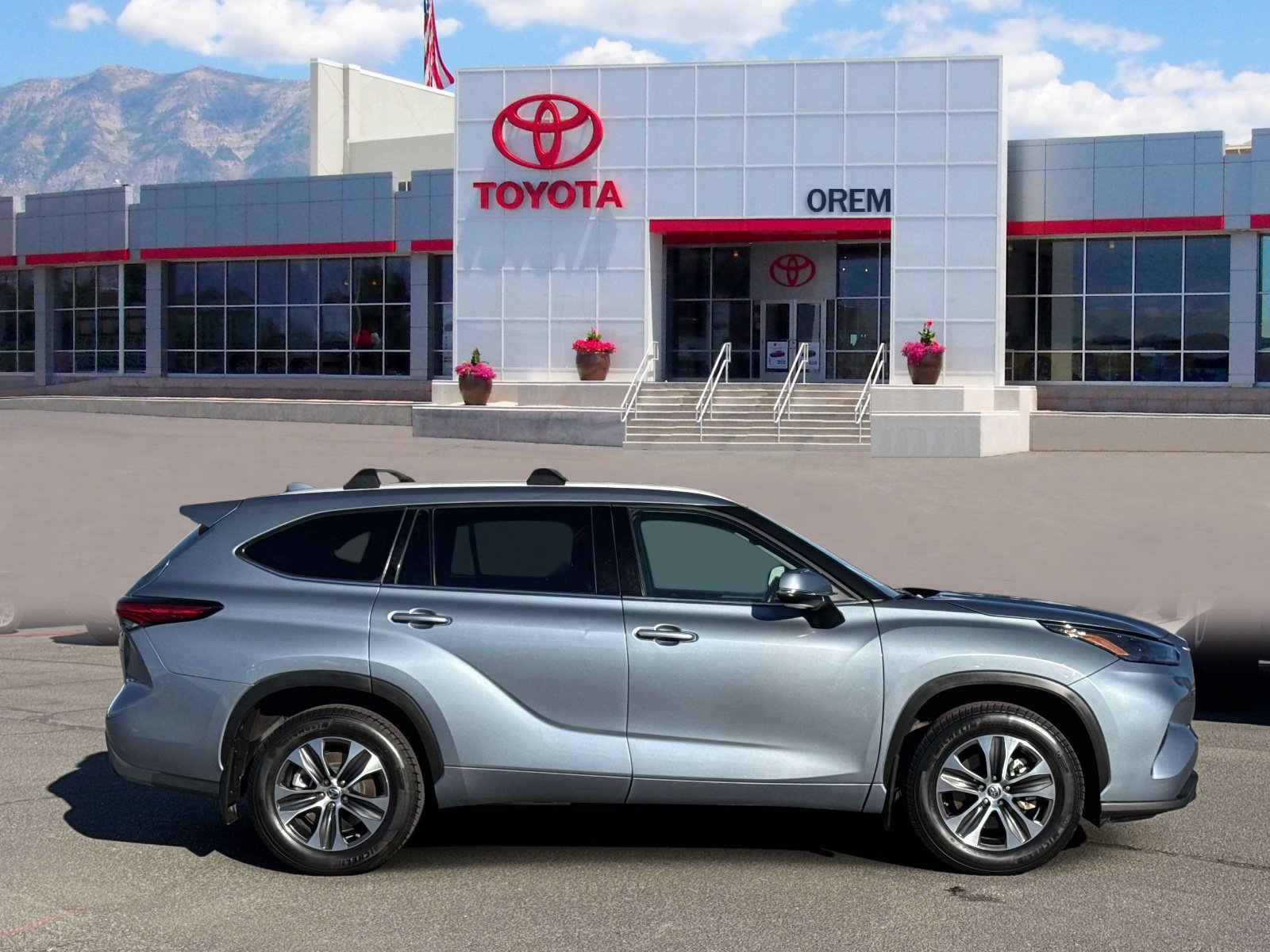 Used 2022 Toyota Highlander XLE AWD/4WD image 3