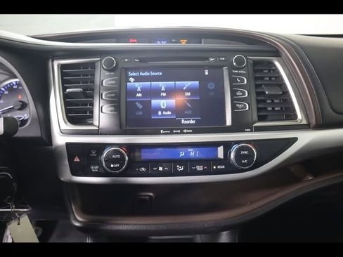 Used 2019 Toyota Highlander Plus AWD/4WD image 24