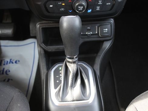 Used 2018 Jeep Renegade Latitude FWD image 26
