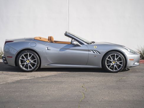 Used 2010 Ferrari California image 6