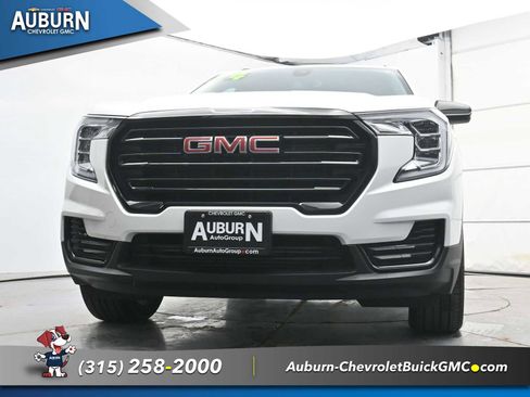 Used 2024 GMC Terrain SLE w/ Driver Convenience Package image 17