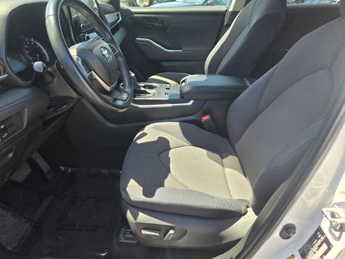 Used 2023 Toyota Highlander LE AWD/4WD image 12