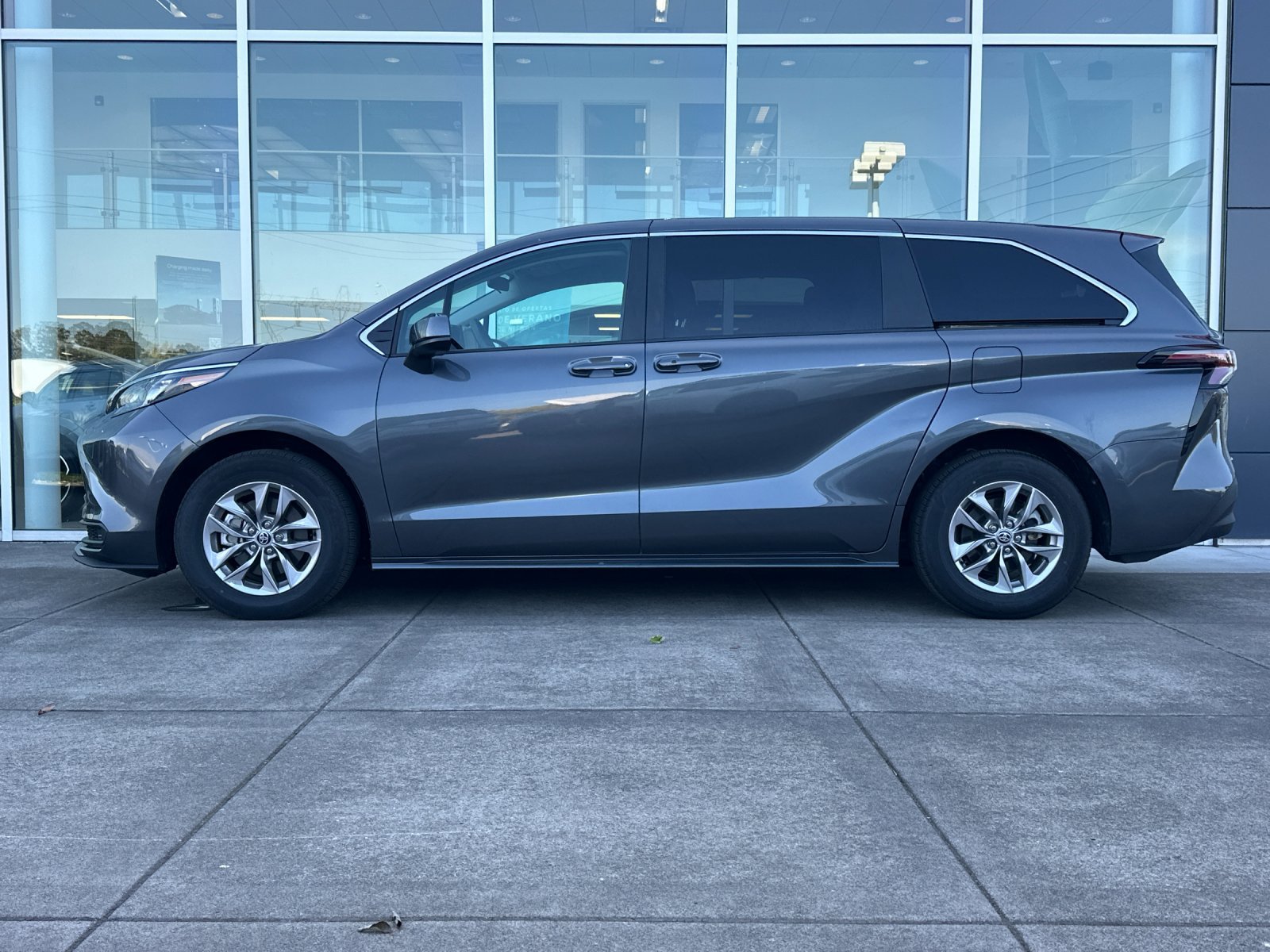 Used 2025 Toyota Sienna LE FWD image 6