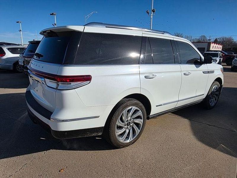 Used 2023 Lincoln Navigator Reserve AWD/4WD image 4