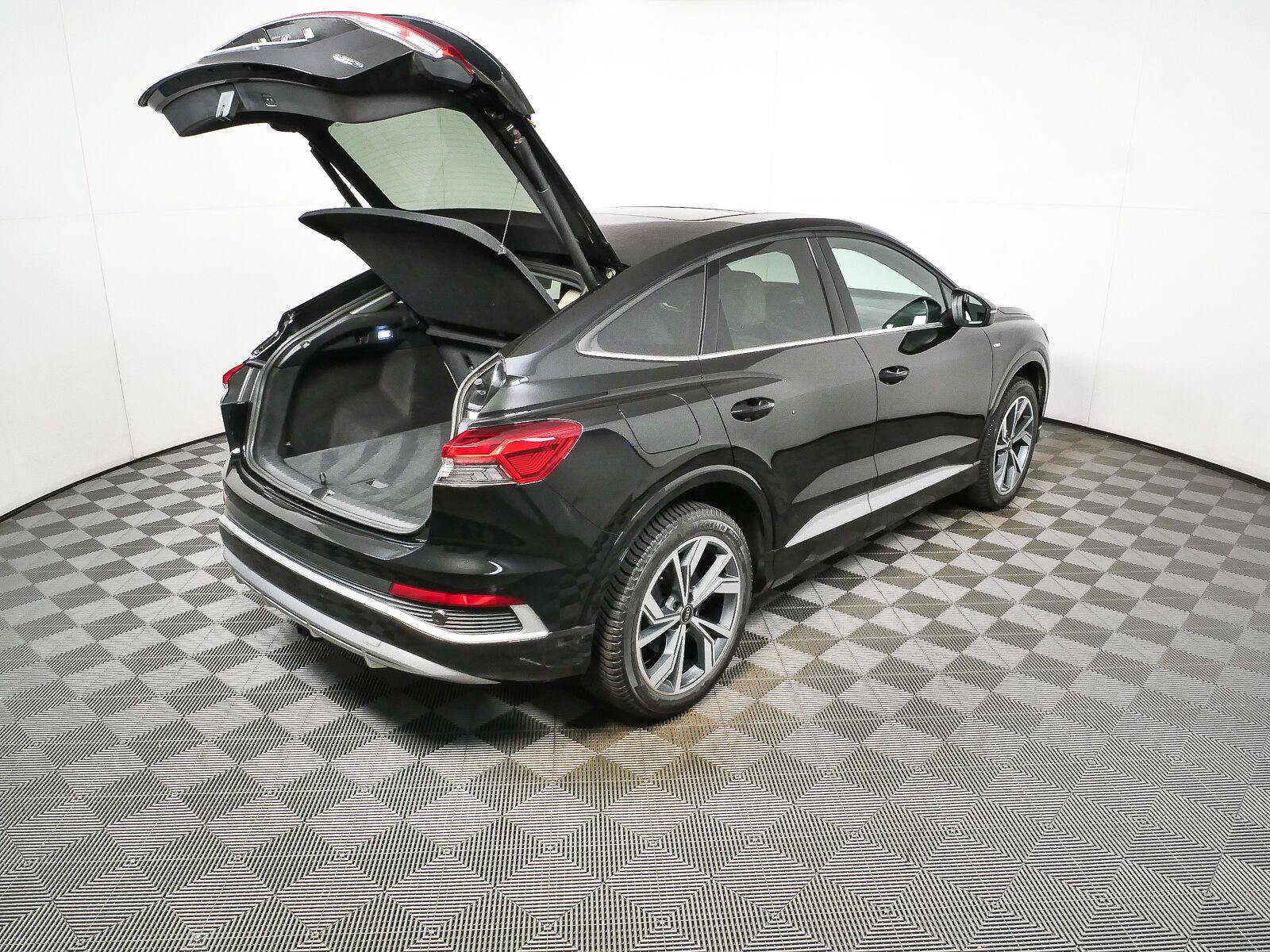 Used 2023 Audi Q4 e-tron Premium Plus w/ Premium Plus AWD/4WD image 31