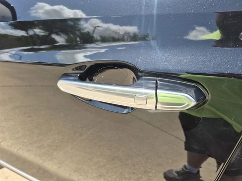 Used 2017 Cadillac XT5 Luxury w/ Driver Awareness Package image 10