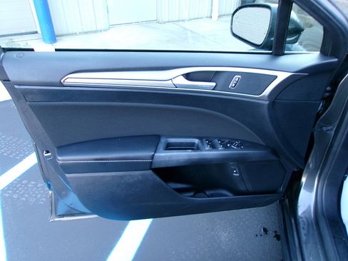 Used 2020 Ford Fusion SE image 15