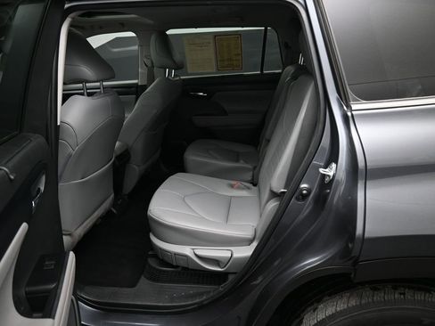 Certified 2020 Toyota Highlander XLE image 29