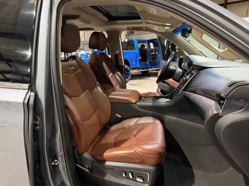 Used 2019 Cadillac Escalade ESV Premium Luxury RWD image 27