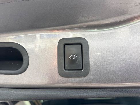 Used 2016 Toyota Highlander XLE FWD image 29