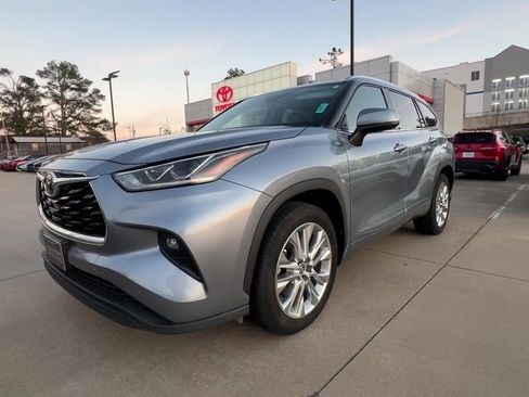 Used 2020 Toyota Highlander Limited image 2