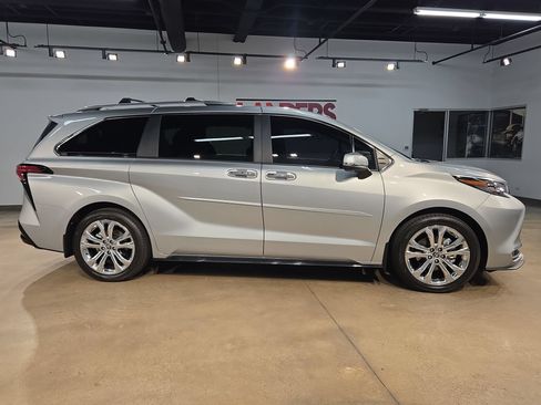 Used 2024 Toyota Sienna Platinum FWD image 8