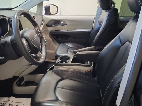 Used 2023 Chrysler Pacifica Touring-L image 7
