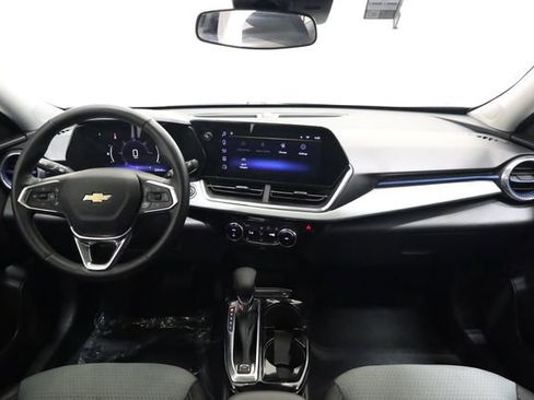 Used 2025 Chevrolet Trax LT w/ LT Convenience Package FWD image 14