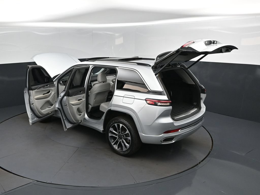 Used 2023 Jeep Grand Cherokee Overland RWD image 2