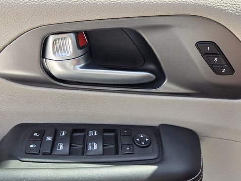 Certified 2024 Chrysler Pacifica Limited FWD image 18