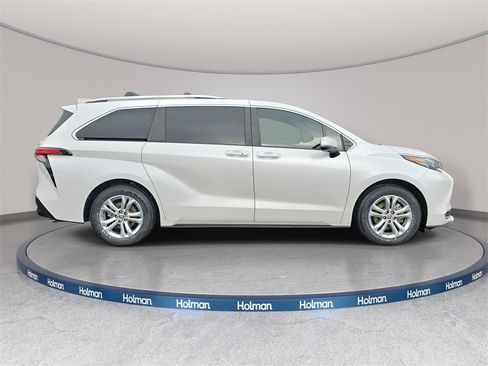Used 2024 Toyota Sienna Platinum image 5