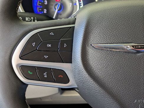Used 2024 Chrysler Pacifica Touring-L FWD image 20