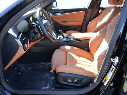 Used 2023 BMW 530e w/ Premium Package image 9