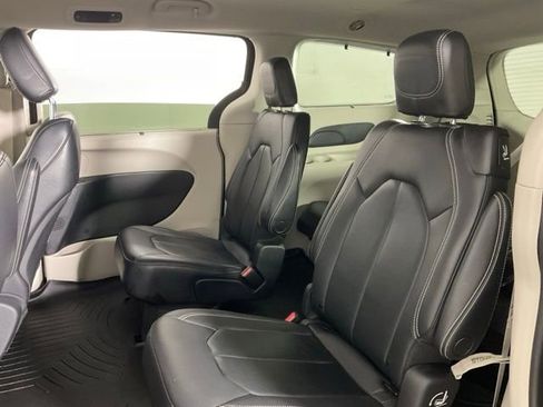 Used 2022 Chrysler Pacifica Touring-L image 40