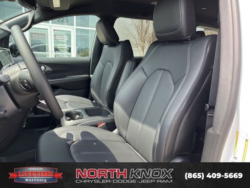 New 2026 Chrysler Pacifica Select image 4