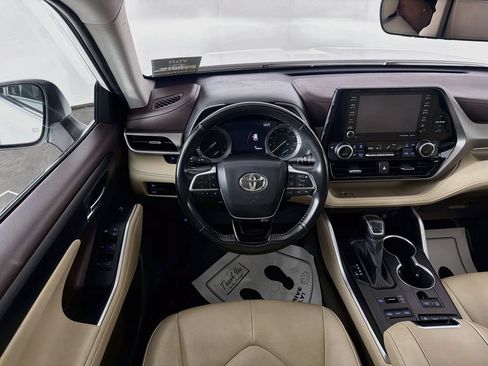 Used 2020 Toyota Highlander XLE AWD/4WD image 22