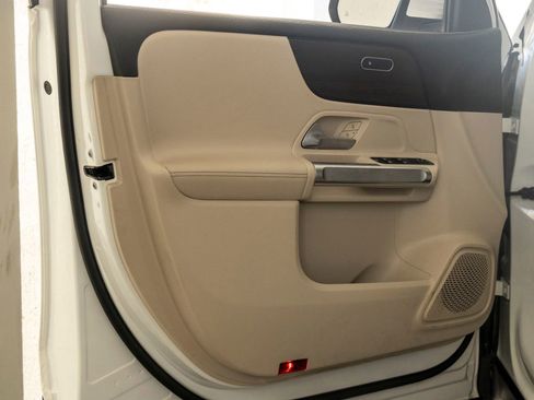 Used 2022 Mercedes-Benz GLB 250 4MATIC image 12