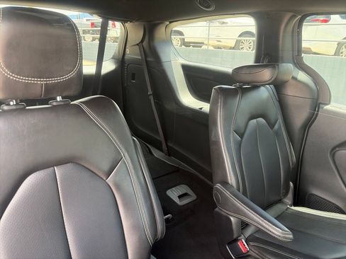 Used 2025 Chrysler Pacifica Select FWD image 18