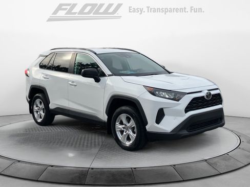 Used 2021 Toyota RAV4 LE image 1