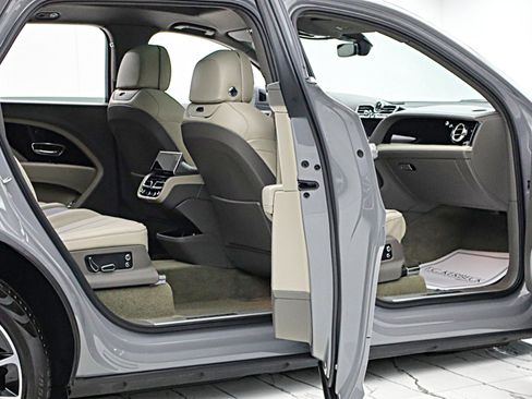 Used 2024 Bentley Bentayga Extended Wheelbase AWD/4WD image 16