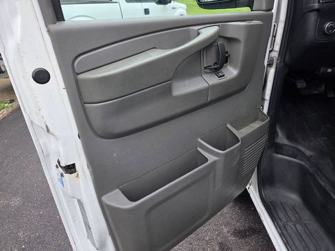 Used 2015 Chevrolet Express 2500 RWD image 21