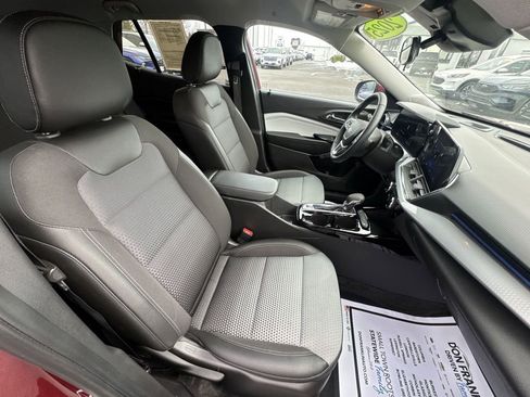 Used 2025 Chevrolet Trax LT w/ LT Convenience Package FWD image 24