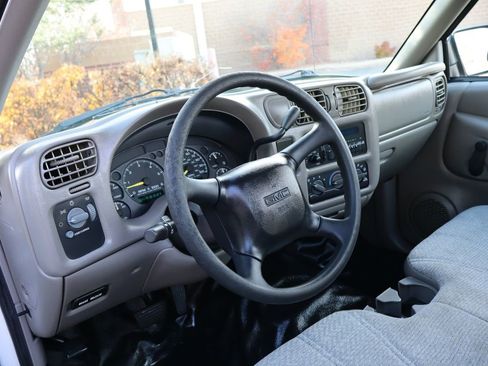 Used 2000 GMC Sonoma SL w/ Cold-Climate Pkg image 15