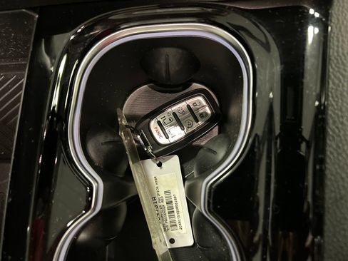 Used 2025 Chrysler Pacifica Premium FWD image 22